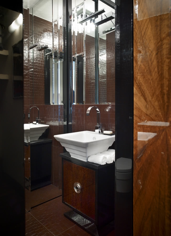 Ściany i podłogę w toalecie zdobią płytki Rex i...