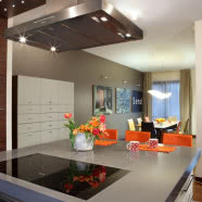 Pomysł na nowoczesne wnętrze - drewno orzecha i kolory