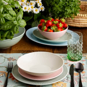 Letnie must-have: porcelana, która sprawdzi się podczas wakacyjnych spotkań