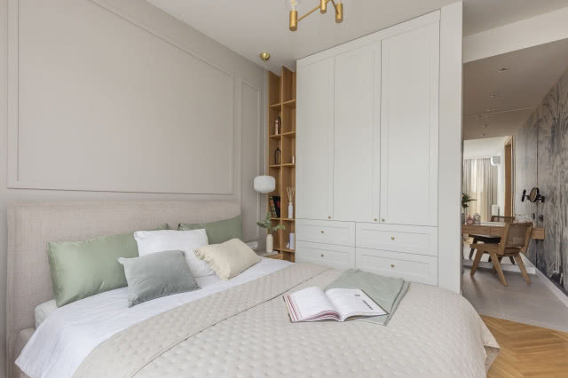 Beżowa sypialnia z drewnem i zielenią