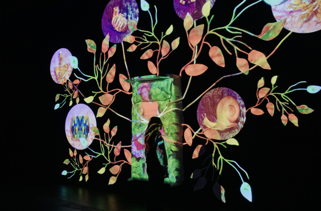 wystawa immersyjna Fridy Kahlo - kwiaty na ścianie