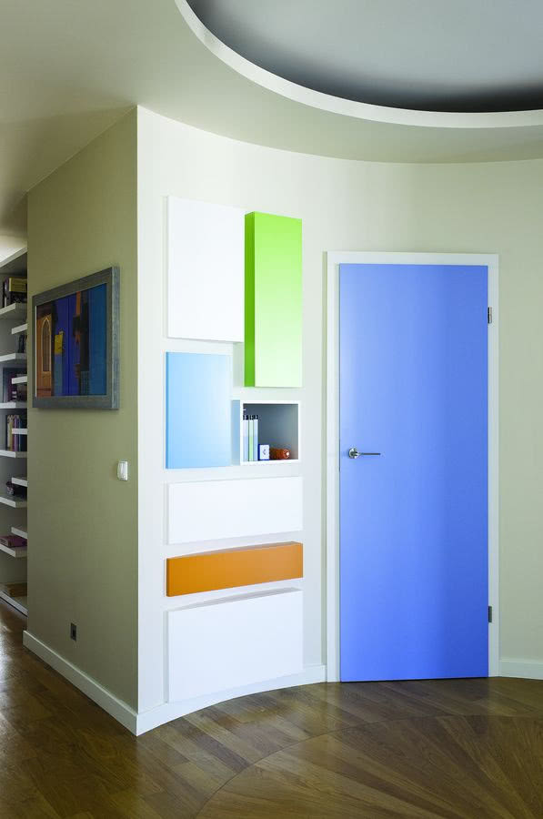 Na białym tle czyste żywe kolory prezentują się...