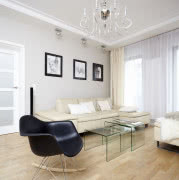 Bardzo pojemna komoda w łazience z wanną jest...