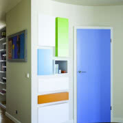 Zlew skutecznie się ukrywa w prawym rogu wnęki.