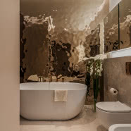 100-metrowe mieszkanie w Łodzi. Ma złotą ścianę i przeszkloną łazienkę!