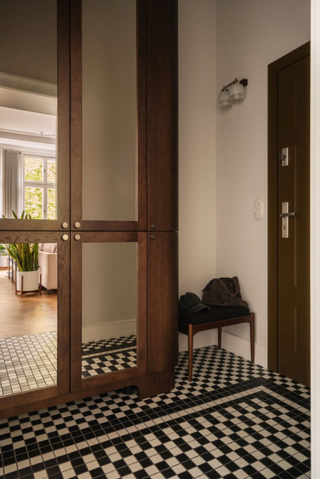 przedpokój stylowy z szafą drewnianą