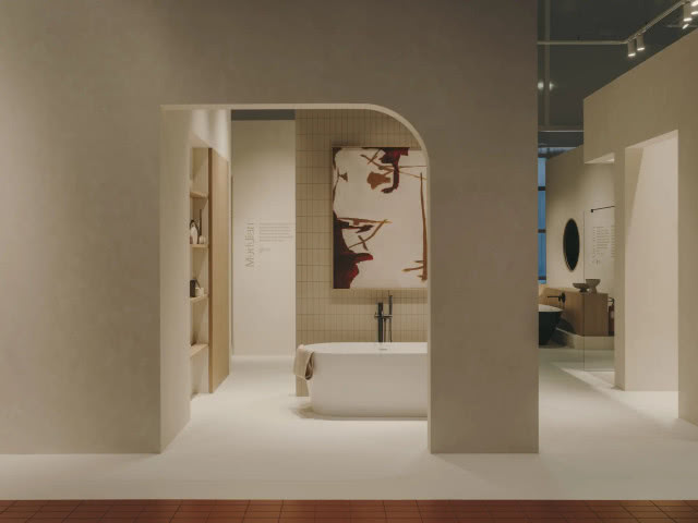 przez otwór drzwiowy widać łazienkę