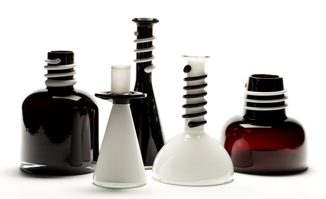 Zestaw naczyń dekoracyjnych, lata 80.-90. XX w. Szkło sodowe dwuwarstwowe, ręcznie formowane. Kolekcja MNWr.