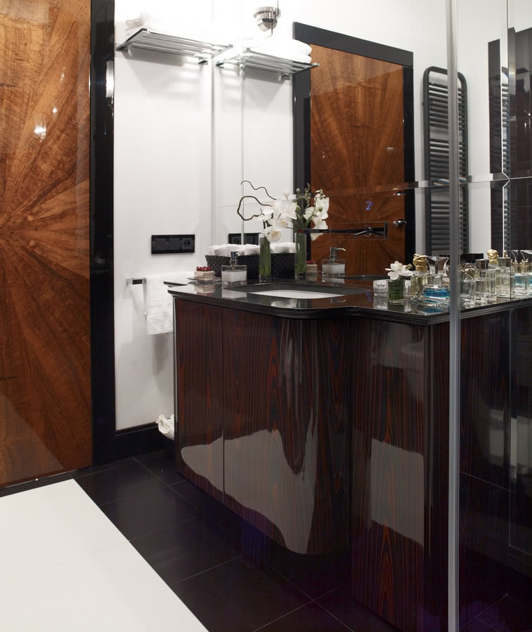 Cięte szkło, kamień, forniry, połyski dominują...