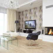 Bardzo pojemna komoda w łazience z wanną jest...