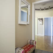 Zlew skutecznie się ukrywa w prawym rogu wnęki.