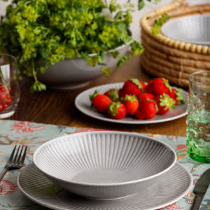 Letnie must-have: porcelana, która sprawdzi się podczas wakacyjnych spotkań