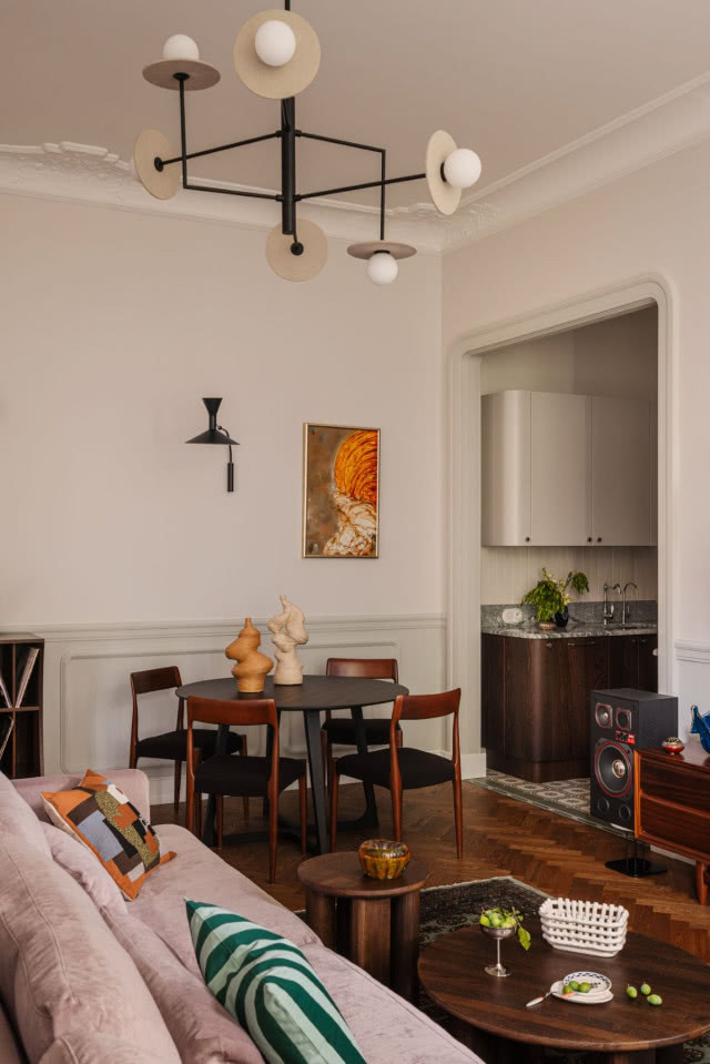 jadalnia w salonie z okrągłym stołem