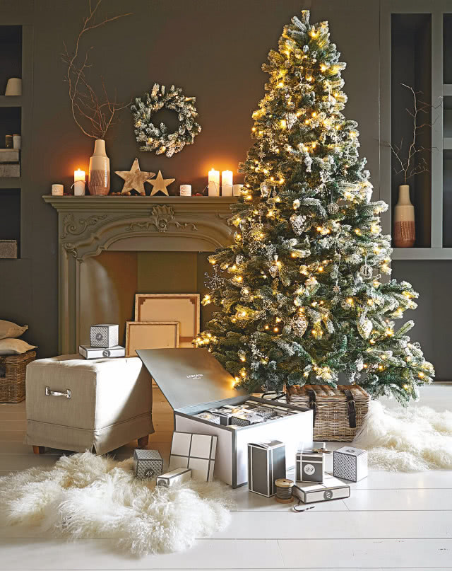 dekoracja salonu na święta w stylu glamour