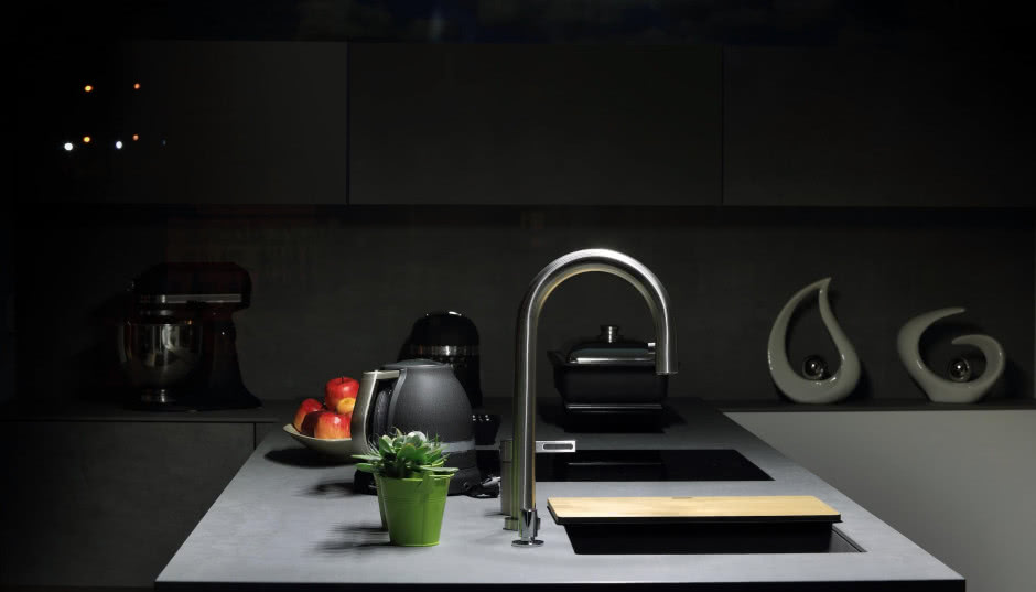 Czym jest konglomerat granitowy? Ile kosztuje? Wady i zalety blatu z konglomeratu, posadzki, umywalki