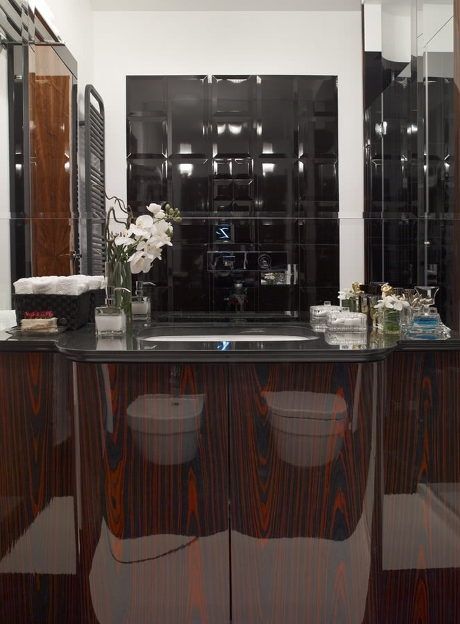 Elegancka łazienka w stylu art deco.