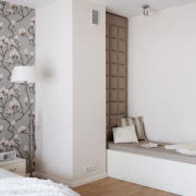 Bardzo pojemna komoda w łazience z wanną jest...