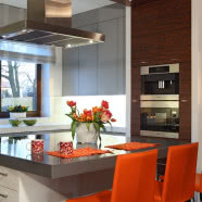 Pomysł na nowoczesne wnętrze - drewno orzecha i kolory