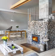 Kamień i drewno - mieszkanie na poddaszu