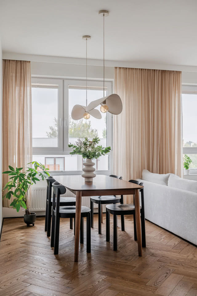 stół drewniany w stylu retro