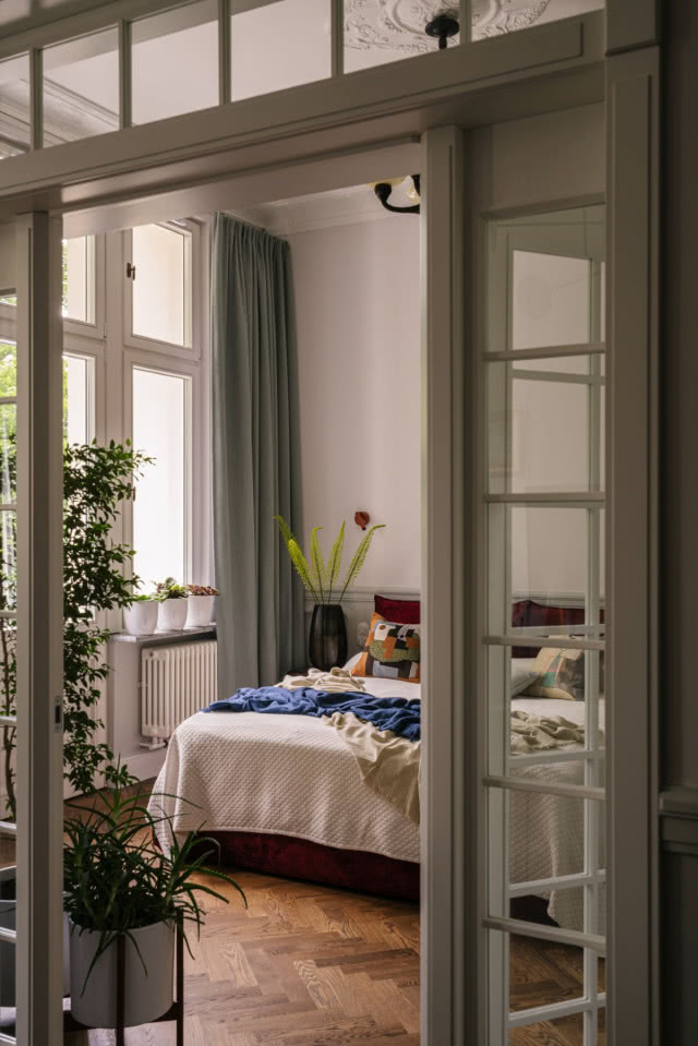 przeszklone drzwi w sypialni