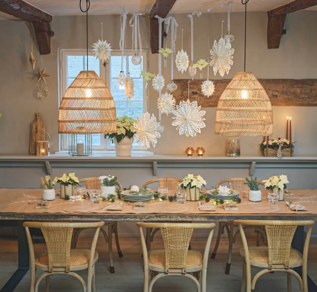 Stół na Boże Narodzenie dekoracja w stylu skandynawskim