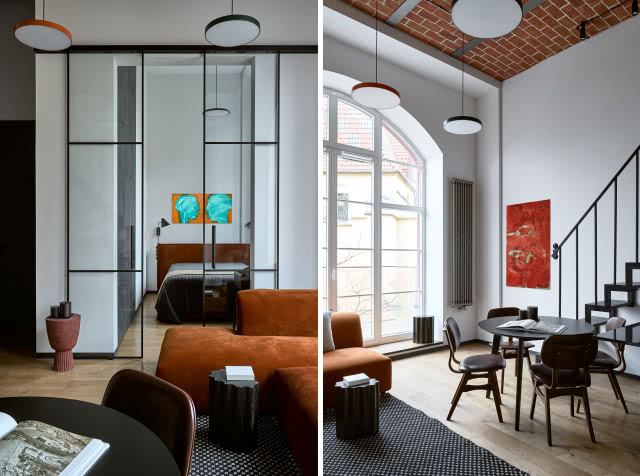loftowy salon z dużym oknem w kamienicy