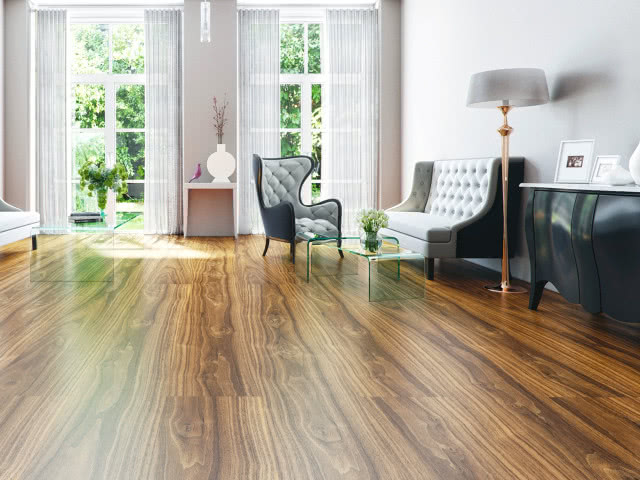 Panele podłogowe SCALAMID z nadrukiem drewna doskonale imitują naturalny materiał, budując w mieszkaniu przytulny, ciepły klimat.