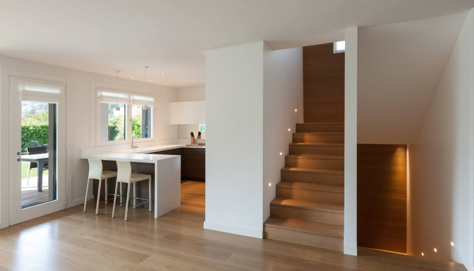 Czym jest łącznik schodowy? Jak podłączyć łączniki schodowe? Pamiętaj o tym, projektując elektrykę!