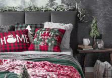 Świąteczny koc i poduszki w odcieniach czerwieni, zieleni i bieli 