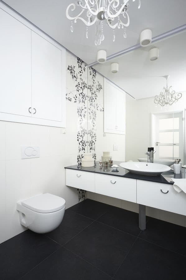 Blat pod umywalką jest bardzo długi i wygodny, a...