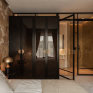 100-metrowe mieszkanie w Łodzi. Ma złotą ścianę i przeszkloną łazienkę!