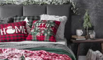 Świąteczny koc i poduszki w odcieniach czerwieni, zieleni i bieli