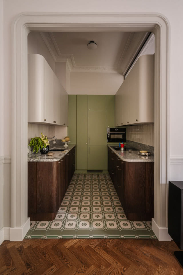 kuchnia w kamienicy w kolorze oliwkowym