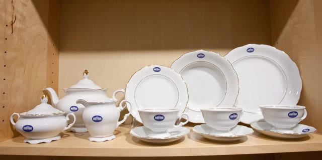 serwis obiadowy stoi na półce