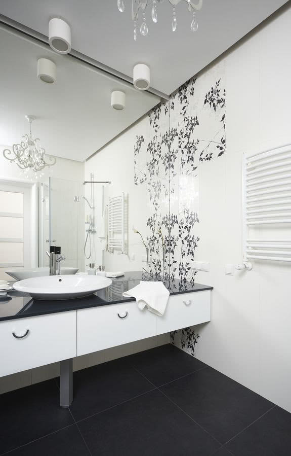 W łazience z prysznicem także znalazł się...