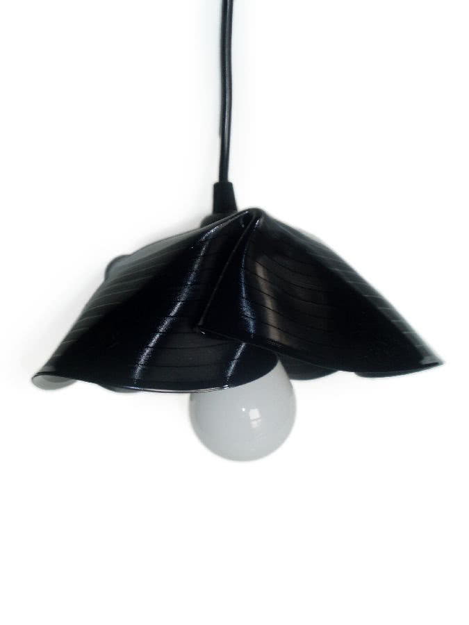 Lampa-kwiat z płyty winylowej, Taagu, ECOMATERIA...