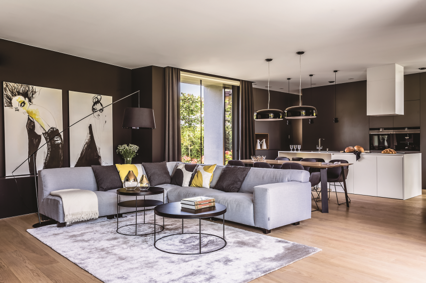 Salon i otwarta kuchnia zajmują niemal...