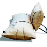 Blow - sofa zrobiona z papierowych worków...