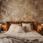 100-metrowe mieszkanie w Łodzi. Ma złotą ścianę i przeszkloną łazienkę!