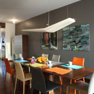 Pomysł na nowoczesne wnętrze - drewno orzecha i kolory