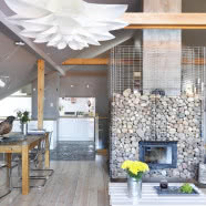 Kamień i drewno - mieszkanie na poddaszu