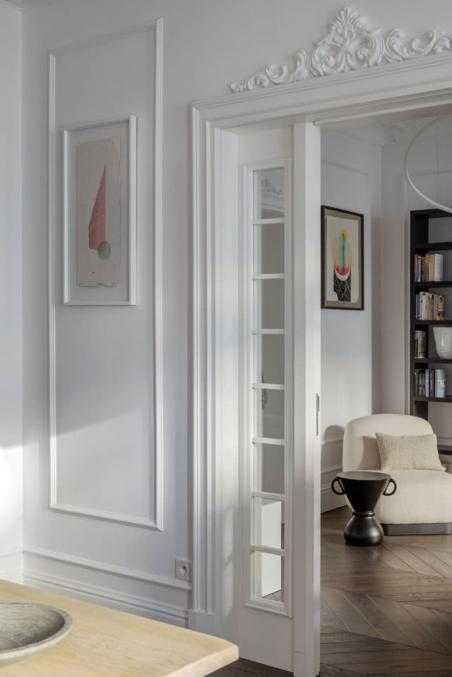 Sztukateria i zdobione drzwi w mieszkaniu w kamienicy