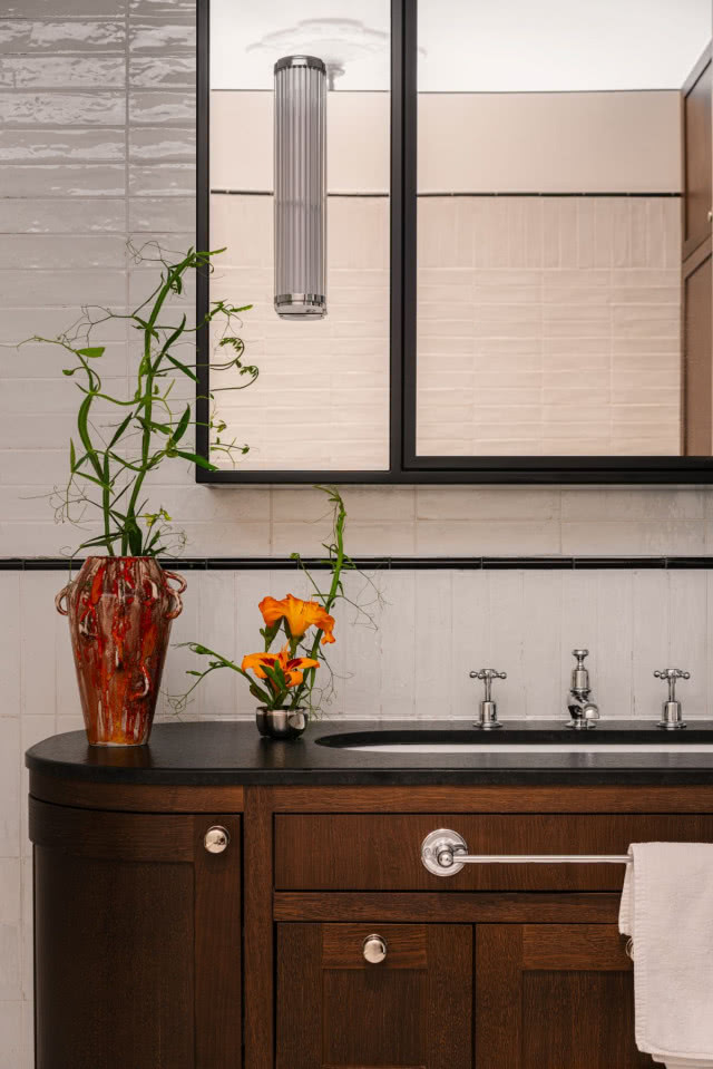 Szafka umywalkowa z ciemnego drewna