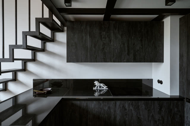 ciemna kuchnia w stylu industrialnym