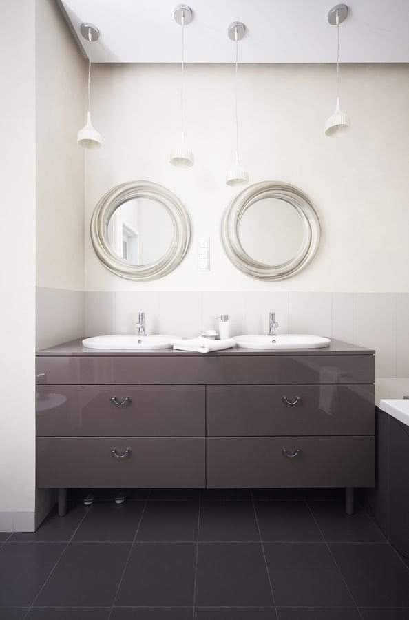 Bardzo pojemna komoda w łazience z wanną jest...