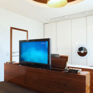 Pomysł na nowoczesne wnętrze - drewno orzecha i kolory