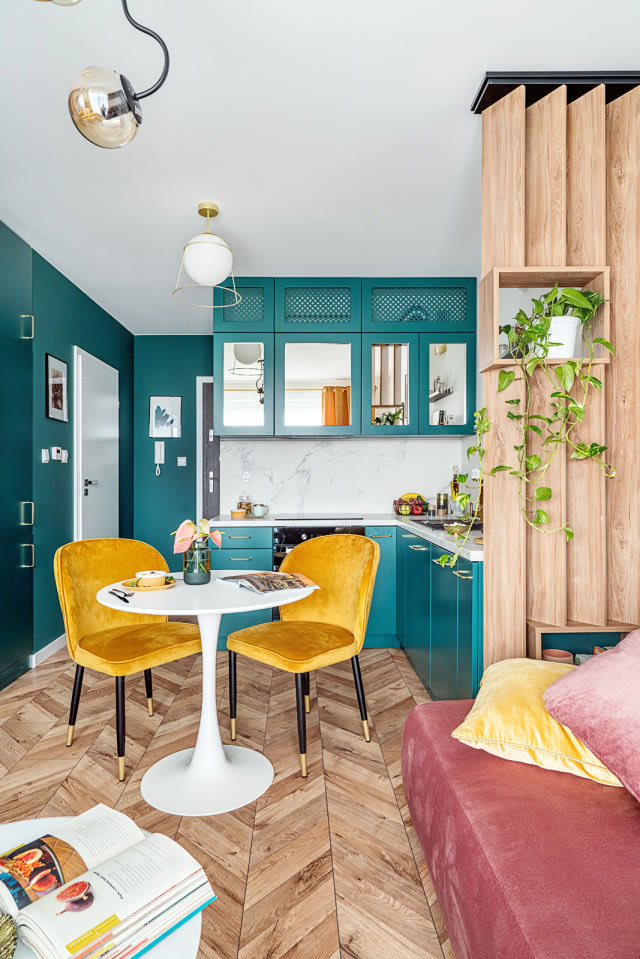 Mikroapartament w żywych kolorach