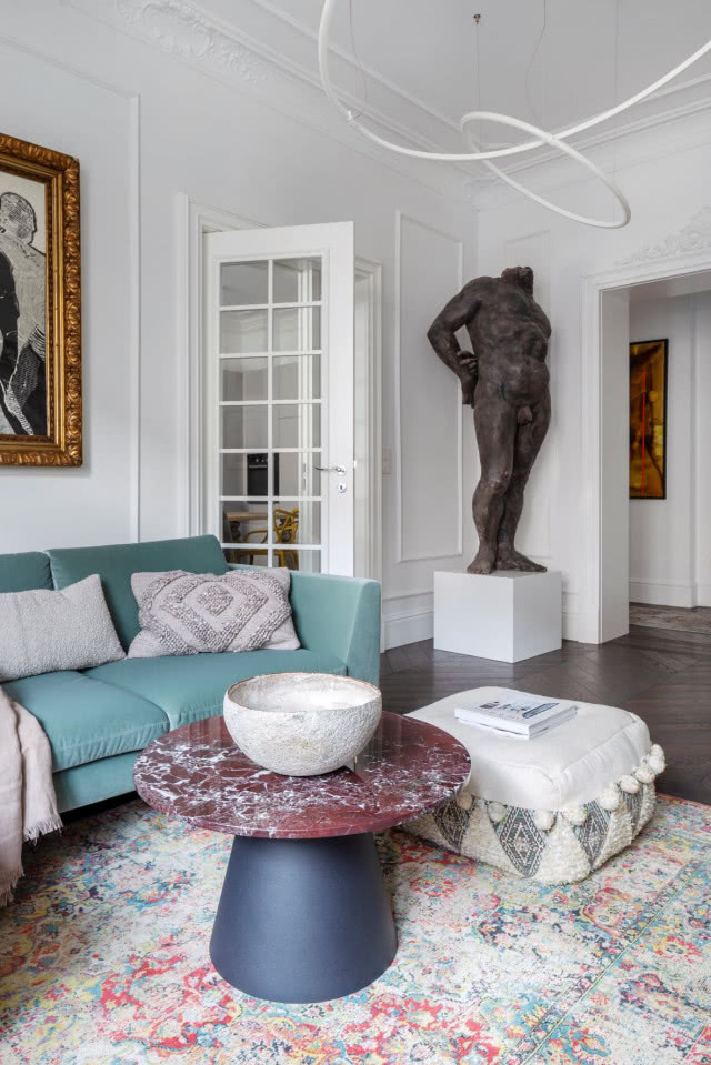 Salon w mieszkaniu w kamienicy