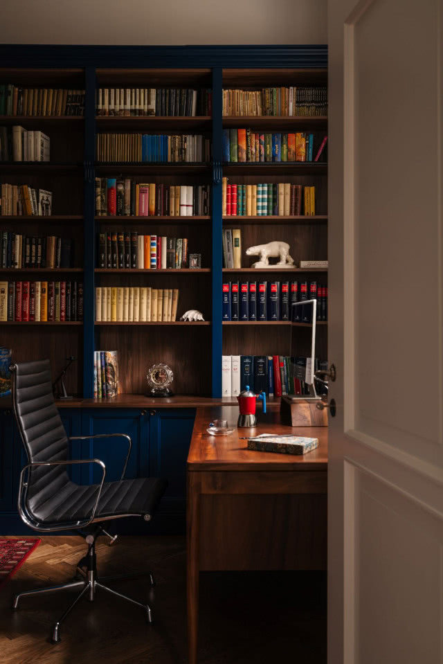 biblioteka drewniana na wymiar w mieszkaniu